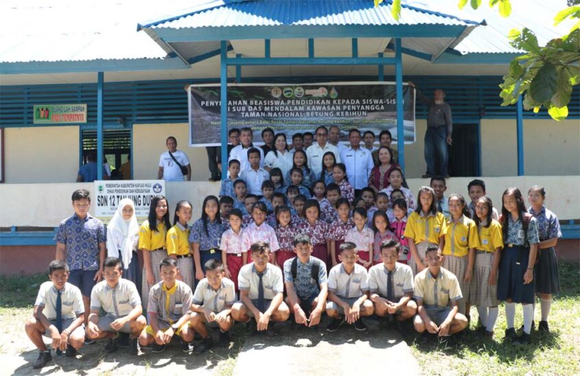 Groepsfoto bij de symbolische toekenning van de studiebeurzen bij een school in Putussibau | Foto: SOC
