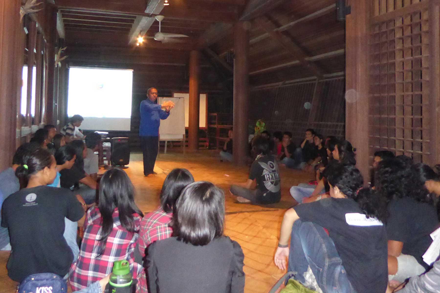 Workshop in het longhouse naast het opvangcentrum | © SOC