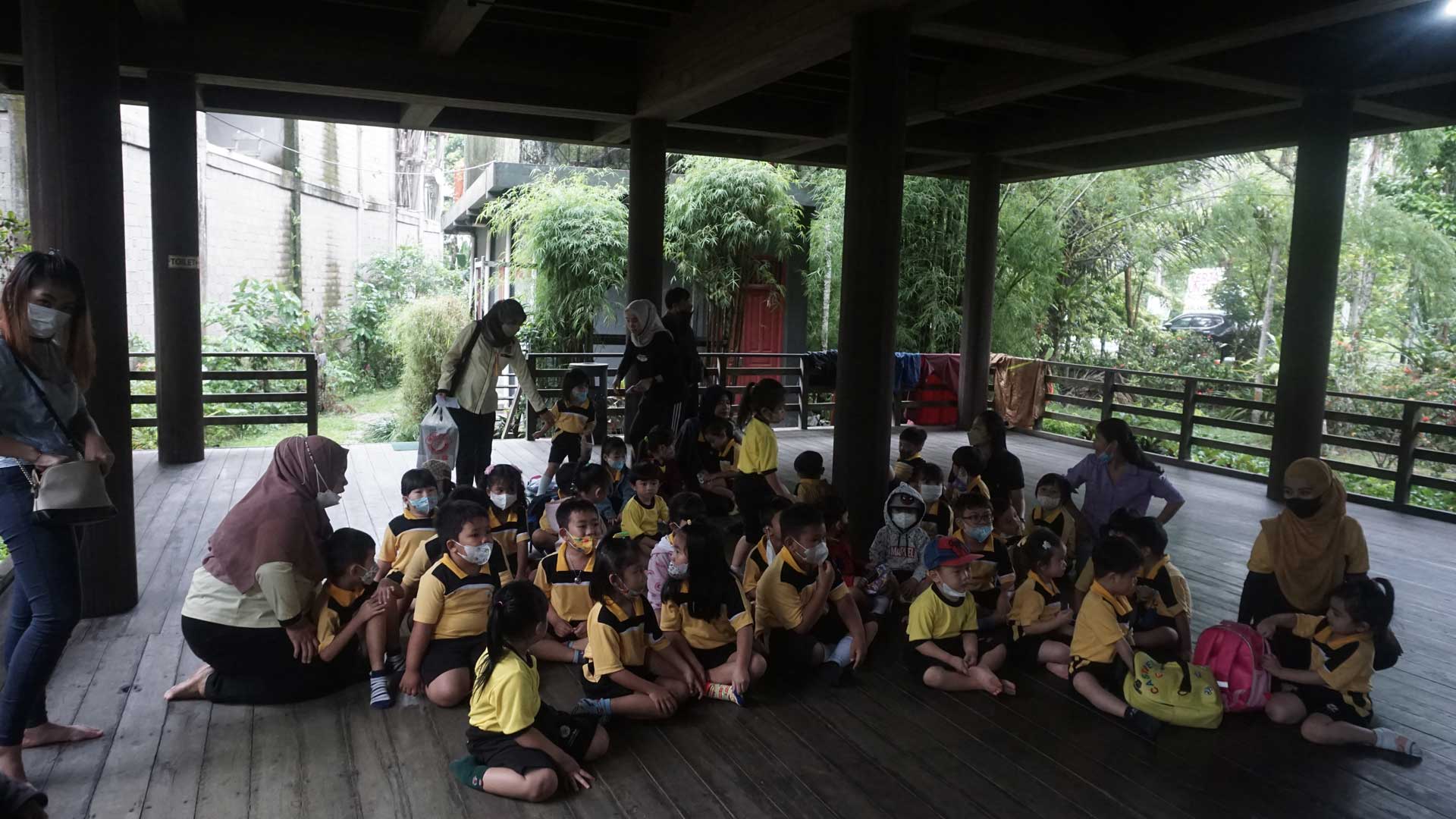 Kinderen van The Golden Bee op bezoek bij het SOC | Foto: SOC