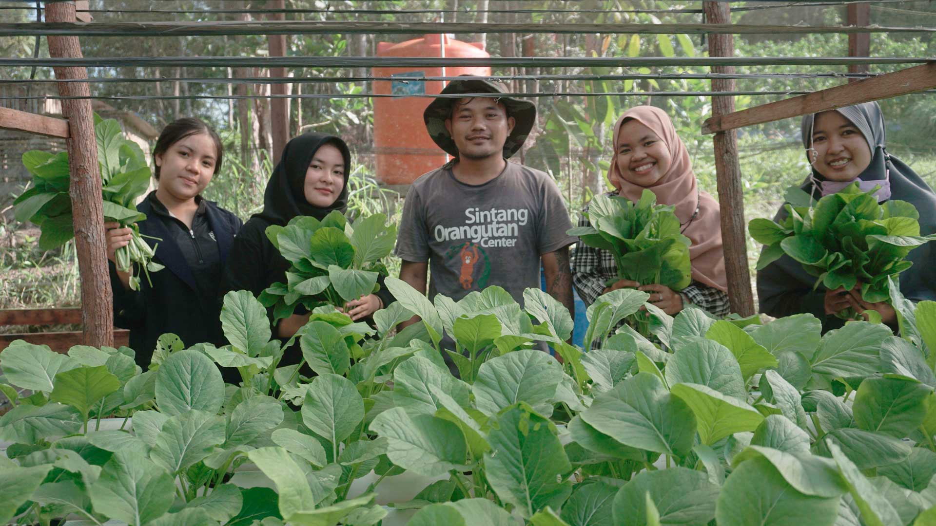 De studenten in de biologische tuin in Jerora | Foto: SOC