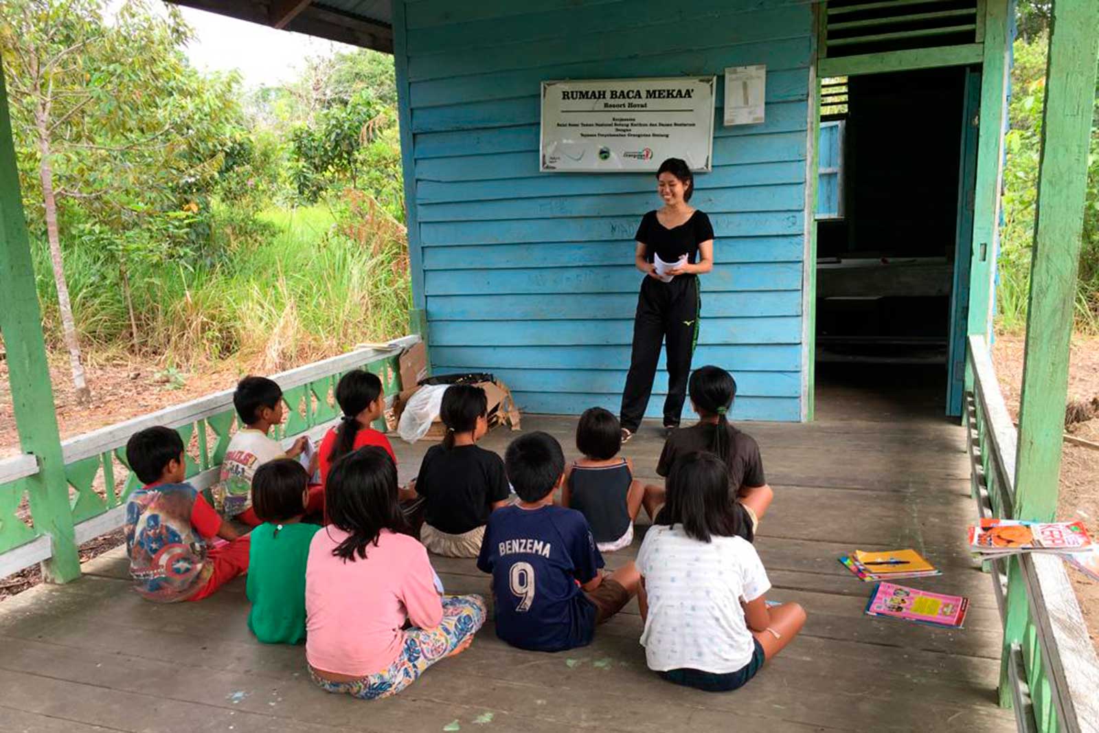 Kinderen in het oerwouddorp Nanga Hovat krijgen les van studenten. | Foto: SOC