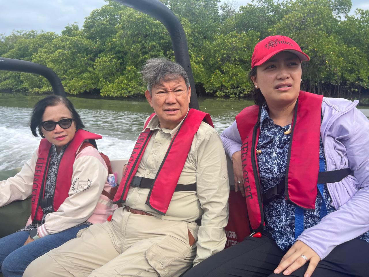 In het midden Hashim hoofd van de foundation. Rechts zijn dochter Indra de CEO. Links zijn schoonzuster hoofd financiën. Onderweg naar Kalawasen eiland.