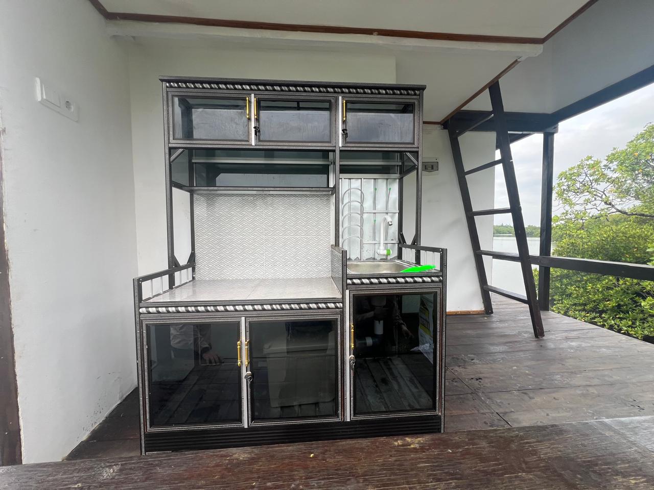 Op de eerste verdieping een keukentje en toilet. Boven het beste uitzicht met solar panels, regenwater collector, communicatie apparatuur. De post heeft een eigen biologische septic tank. Geen pollutie.