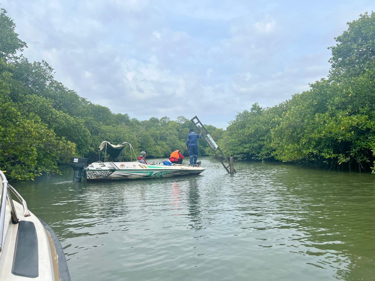 Een van de ingangen met slagboom. Je ziet niet de barrière die net onder water zit. Hefboom met slot