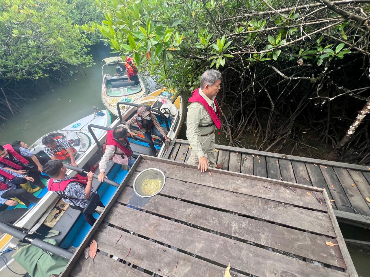 Een van de voedingsplatvormen. Hier kan met boot of met de speciale drone voedsel bezorgd worden. De drone kan zo’n 50 kilo transporteren. Zie ook het waterreservoir. Steiger is van ijzerhout. Supersterk en blijft wel 100 jaar goed.