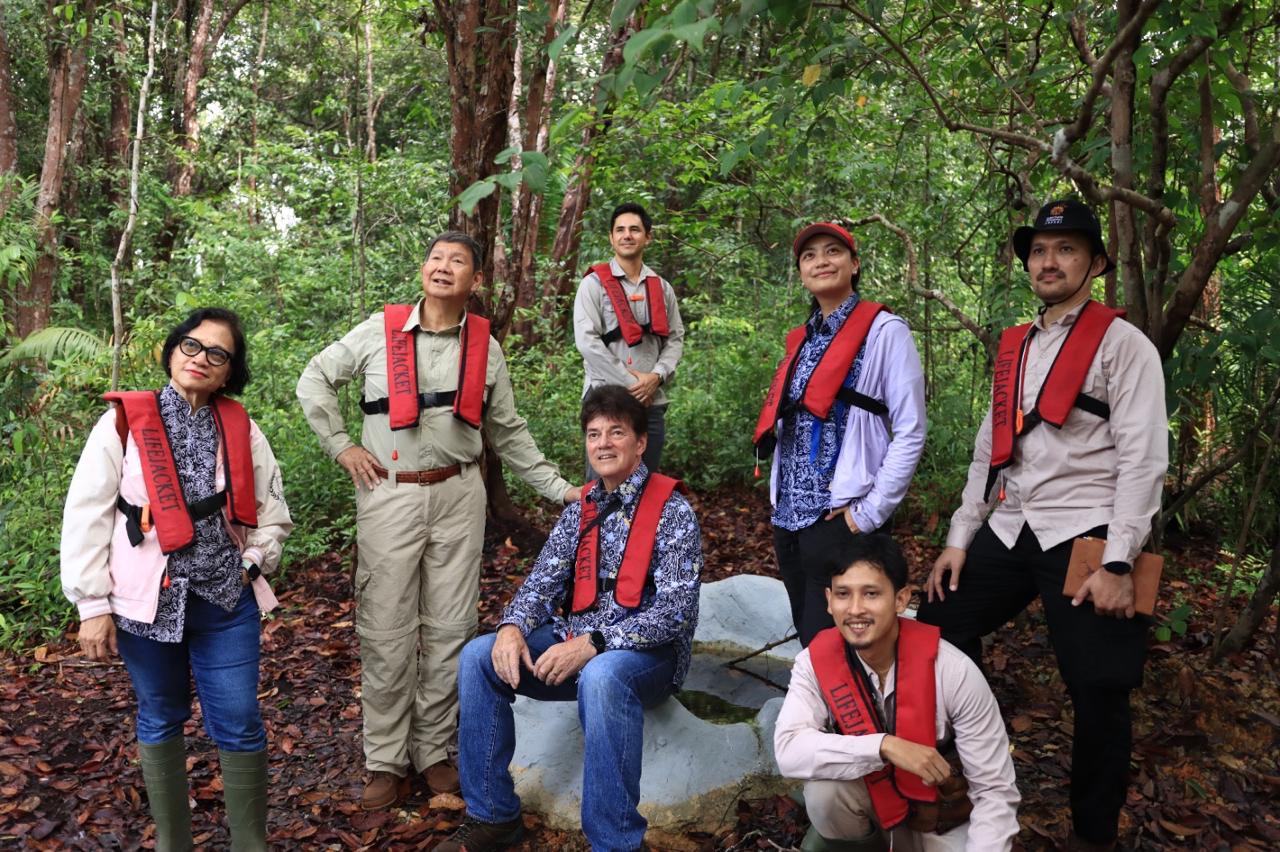 Groepsfoto op het eiland naast een van de shelters. Veel fruitbomen en ander natuurlijk voedsel.