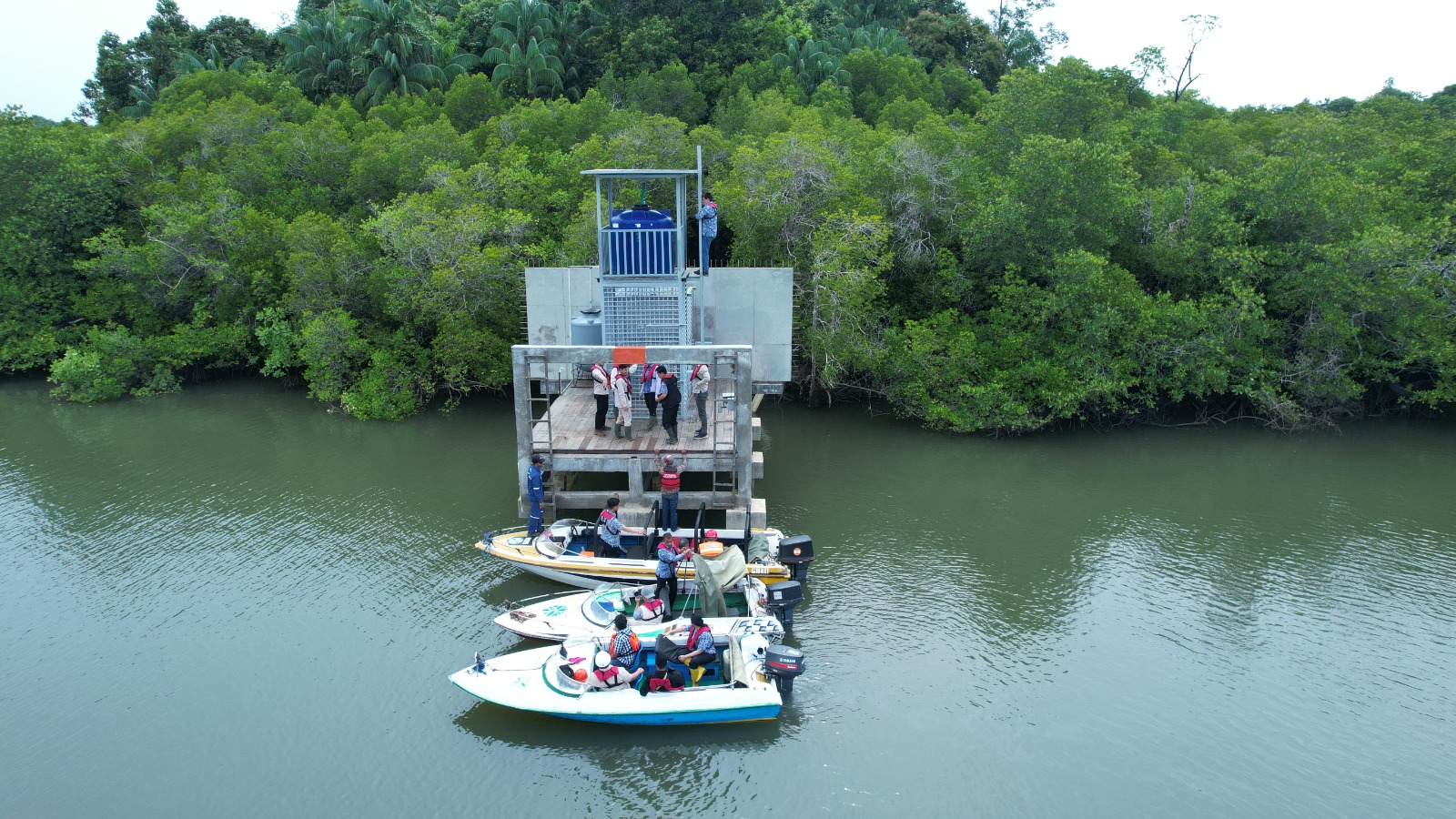 sluis om de orangutans op het eiland te krijgen en waar we hun gezondheid controleren