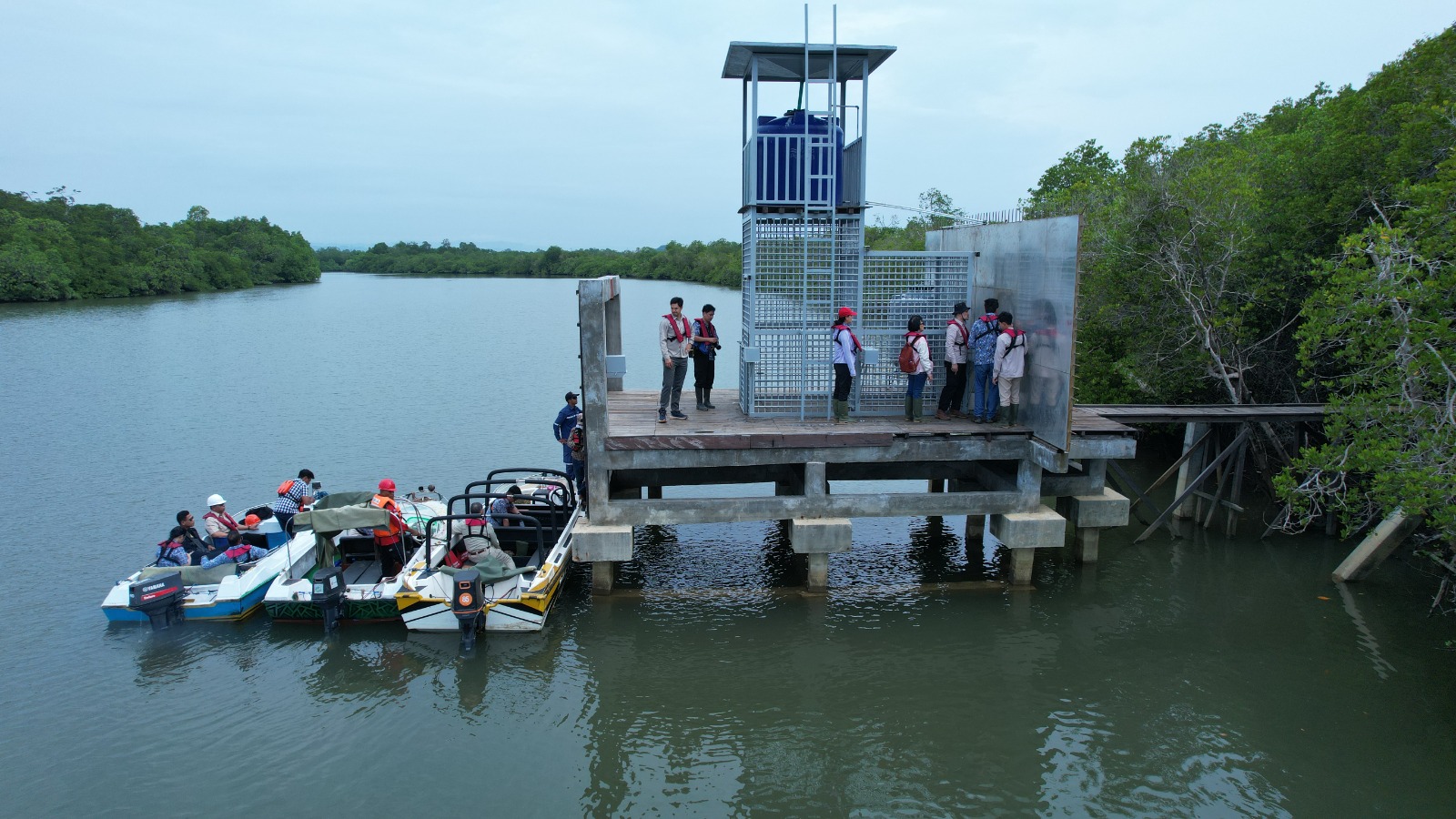sluis om de orangutans op het eiland te krijgen en waar we hun gezondheid controleren
