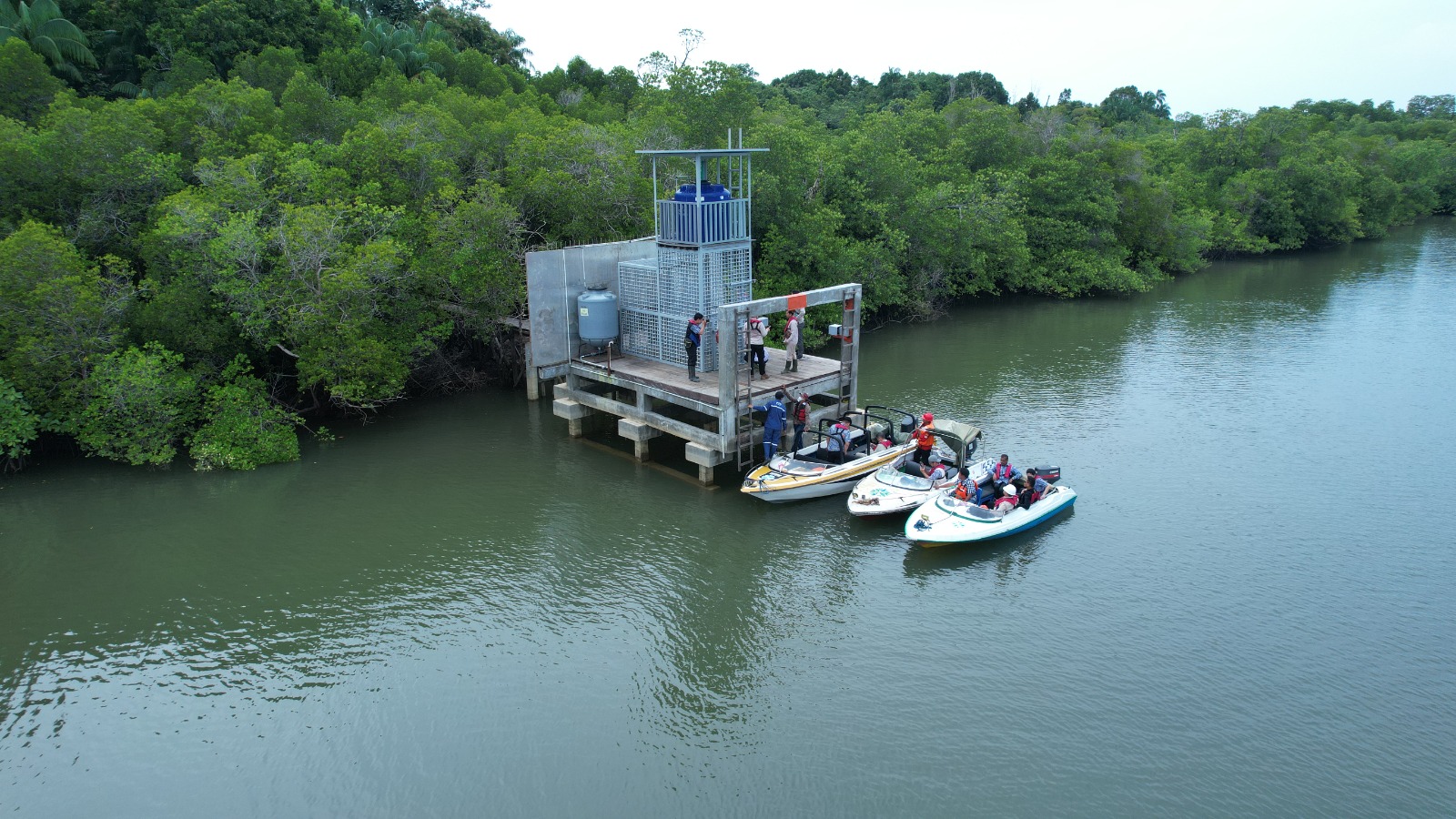sluis om de orangutans op het eiland te krijgen en waar we hun gezondheid controleren